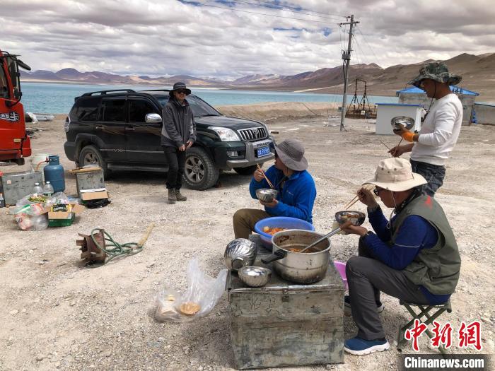 在“世界屋脊”上作業(yè)，中國(guó)科考隊(duì)員衣、食、住、行有何特色？