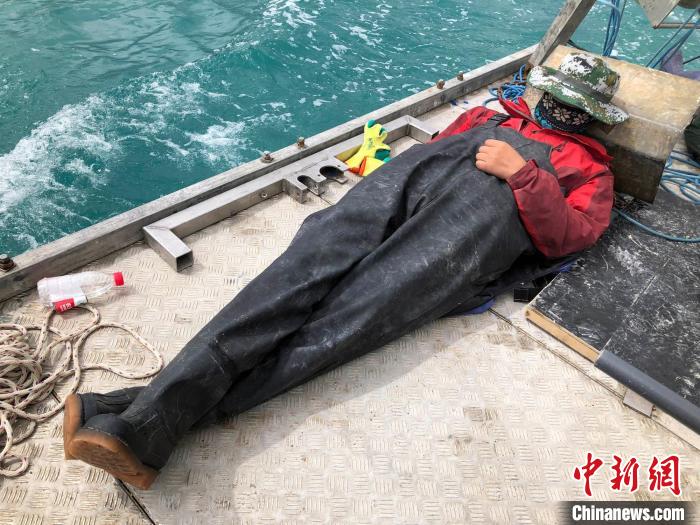 科考隊(duì)員在高原湖泊的鉆探平臺(tái)上累了臨時(shí)就地休息。　<a target='_blank' ><p  align=