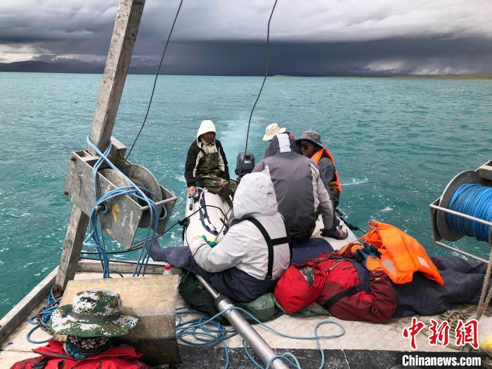 科考隊(duì)員在高原湖泊的鉆探平臺(tái)上累了臨時(shí)就地休息?！?lt;a target='_blank' ><p  align=