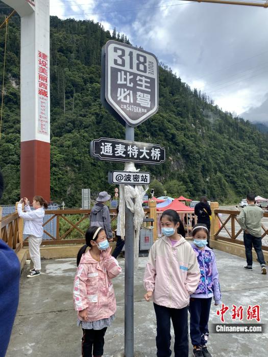 游人在通麥特大橋拍照打卡。彭寧鈴 攝