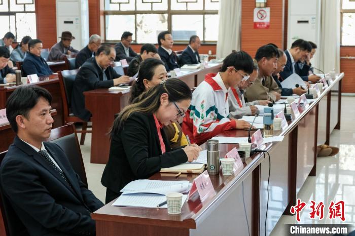 圖為8月10日座談會(huì)現(xiàn)場(chǎng)，左一為歸國定居藏胞晉美次旦。　江飛波 攝