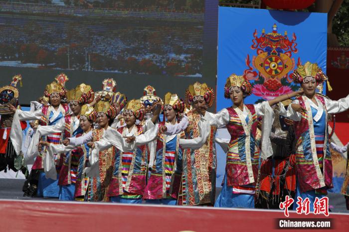 圖為日喀則市一場文藝節(jié)目的藏戲表演(資料圖)。趙朗攝