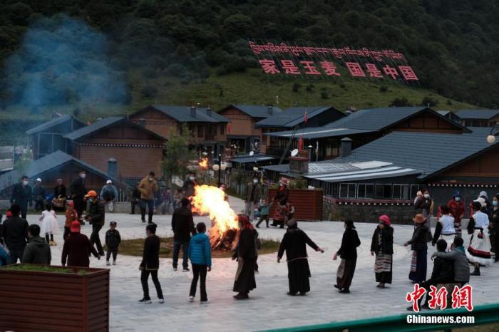 圖為8月5日，玉麥鄉(xiāng)民眾在鄉(xiāng)里跳鍋莊舞，從前的“三人鄉(xiāng)”熱鬧起來了。 <a target='_blank' ></p><p  align=