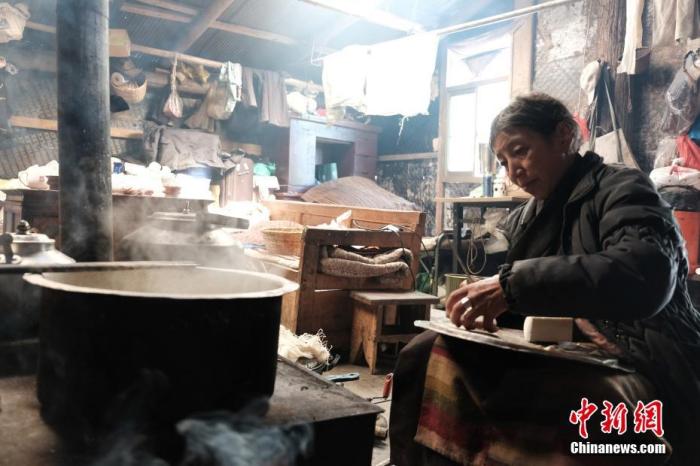 圖為8月6日，60歲的卓嘎在玉麥鄉(xiāng)牧場放牧點制作奶渣。 <a target='_blank' ></p><p  align=