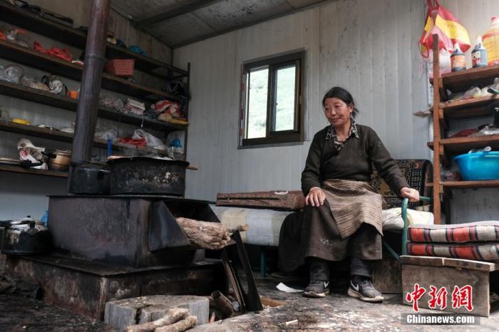 圖為8月6日，“玉麥姐妹”央宗在自家牧場放牧點的小屋里，她傳承了父親的生活習慣，喜歡待在牧場。 <a target='_blank' ></p><p  align=