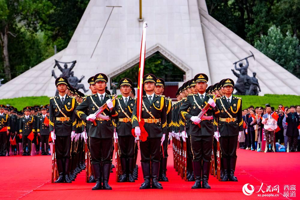 8月19日10時(shí)，慶祝西藏和平解放70周年大會(huì)在拉薩市布達(dá)拉宮廣場(chǎng)隆重舉行。這是大會(huì)舉行升旗儀式。徐馭堯 攝