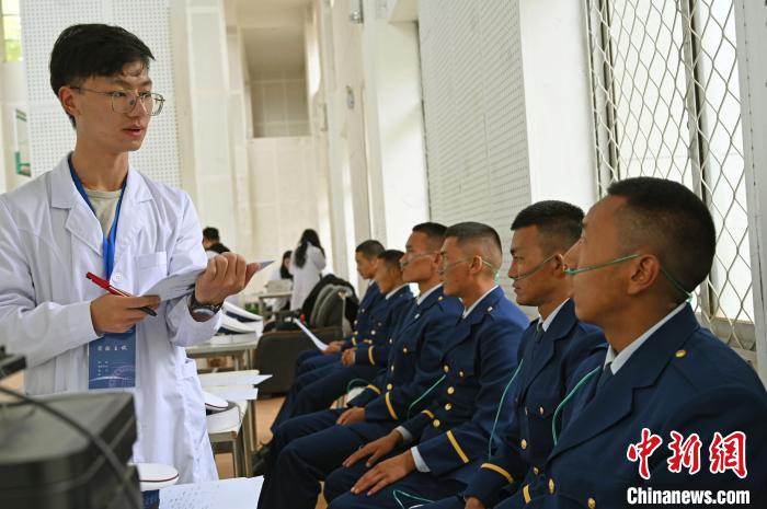 圖為研究團(tuán)隊(duì)成員登記消防員信息?！≮w朗 攝