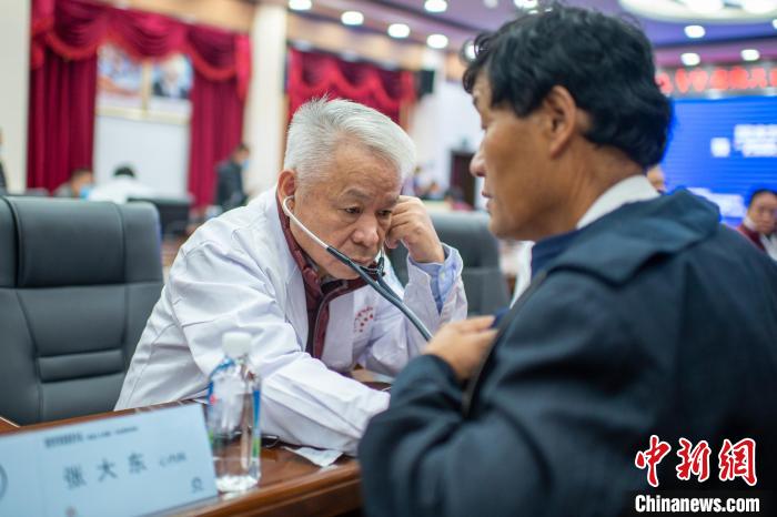 圖為專家團隊在日喀則市開展義診活動?！〉┰雠?攝