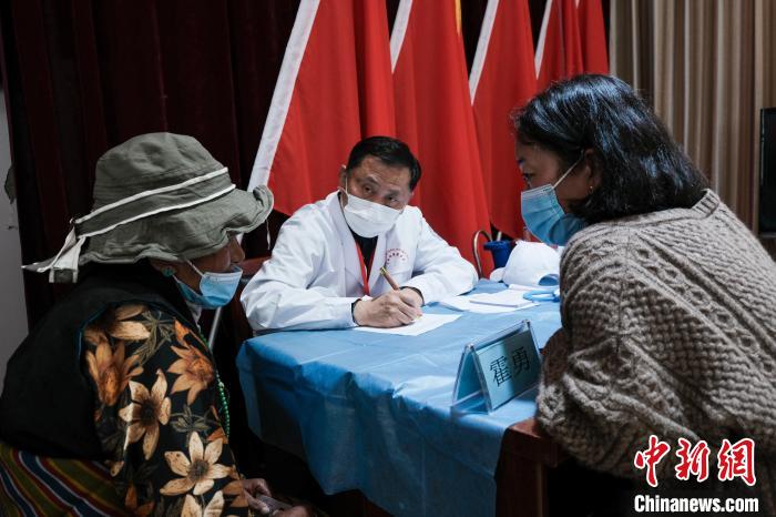 北京大學第一醫(yī)院教授、主任醫(yī)師霍勇在義診現(xiàn)場接診?！〗w波 攝