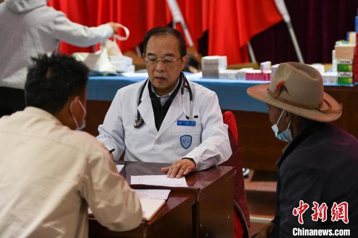 北京大學人民醫(yī)院心臟中心副主任、博士生導師王偉民為農(nóng)牧民問診?！〗w波 攝