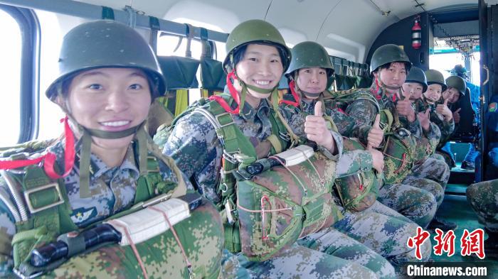 圖為女兵們?cè)谥鄙龣C(jī)上準(zhǔn)備跳傘。　王述東 攝
