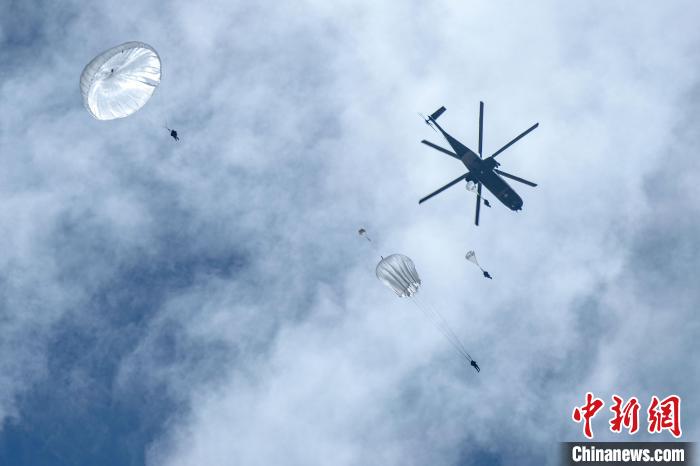 圖為傘降女兵在空中開(kāi)傘?！⊥跏鰱| 攝