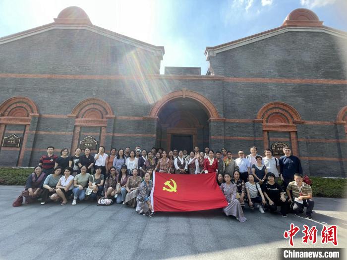 參觀中共一大、二大會(huì)址，學(xué)員們回顧了中國共產(chǎn)黨百年大黨的革命歷程?！∪A東師大供圖