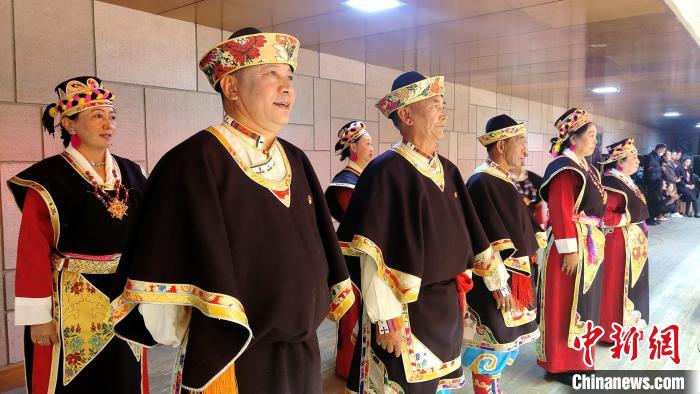 圖為西藏老年舞蹈隊(duì)在后臺(tái)準(zhǔn)備上場(chǎng)?！∝暽＠?攝