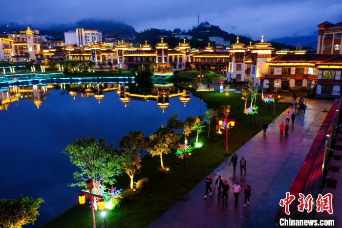 圖為2021年5月18日，西藏自治區(qū)墨脫縣城入夜，昔日的“高原孤島”如今面貌一新?！〗w波 攝