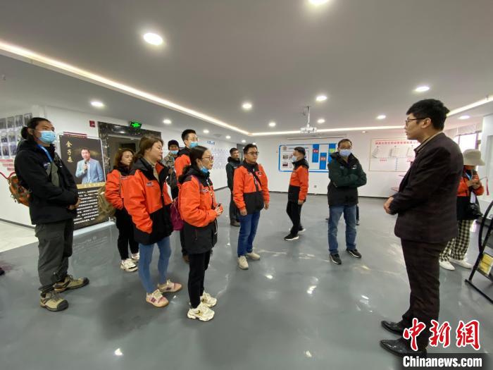 圖為2021瀾湄萬里行中外媒體在昌都新區(qū)采訪?！±罱瓕?攝