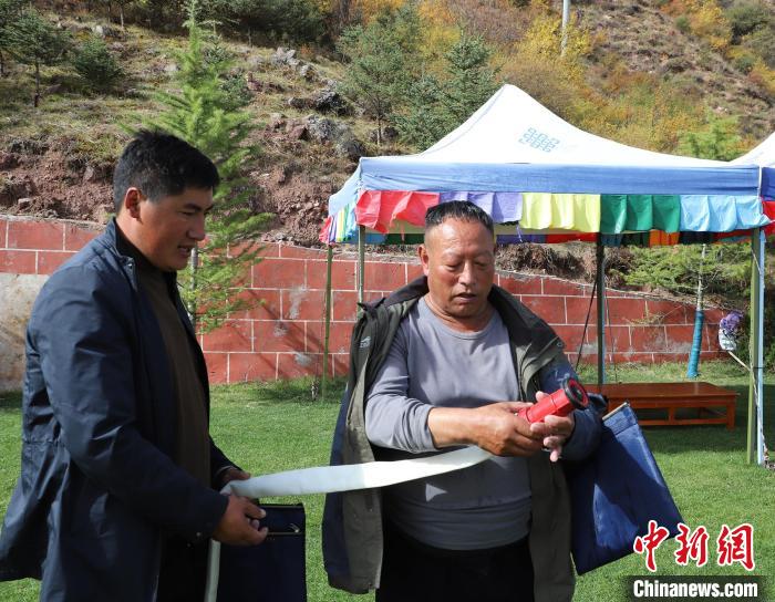 圖為護(hù)林員操作體驗(yàn)滅火裝備?！〔际猩窒乐ш?duì) 供圖
