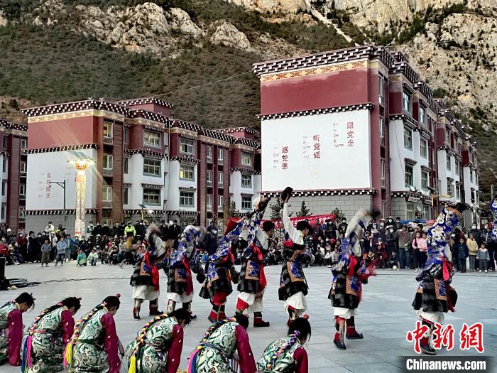 圖為文藝工作者在新村表演節(jié)目?！∽筘暱h委宣傳部 供圖