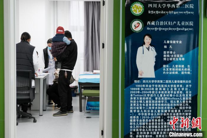 圖為四川大學華西第二醫(yī)院專家接診?！〗w波 攝