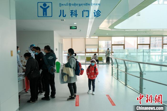 圖為兒科義診接診現(xiàn)場。　江飛波 攝