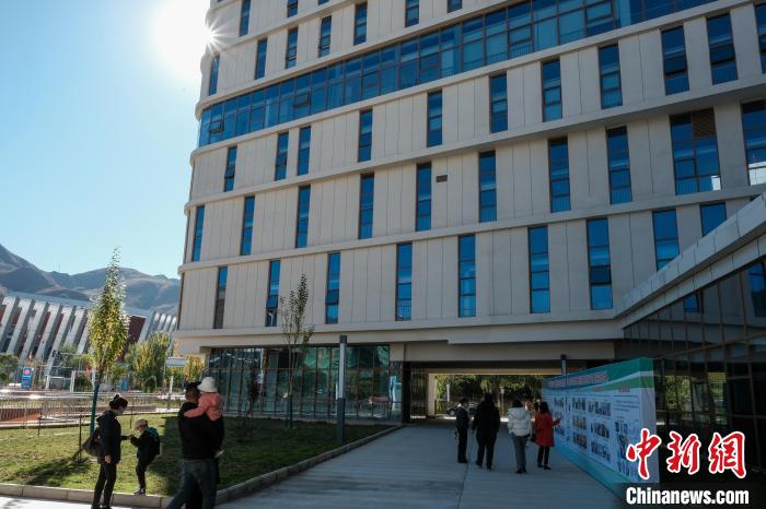 因疫情防控需要，此次義診活動進行了人數限定。圖為西藏民眾帶著孩子到醫(yī)院就診?！〗w波 攝