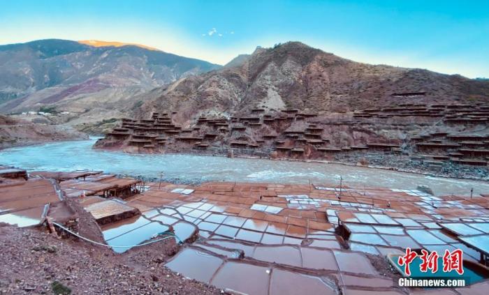 資料圖為芒康千年古鹽田。 <a target='_blank' ><p  align=