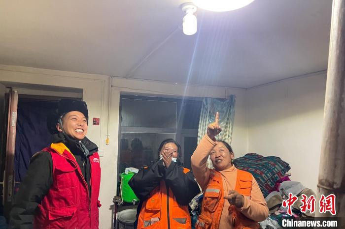青藏公路109道班接入大網(wǎng)電?！?閆昱翰 　攝