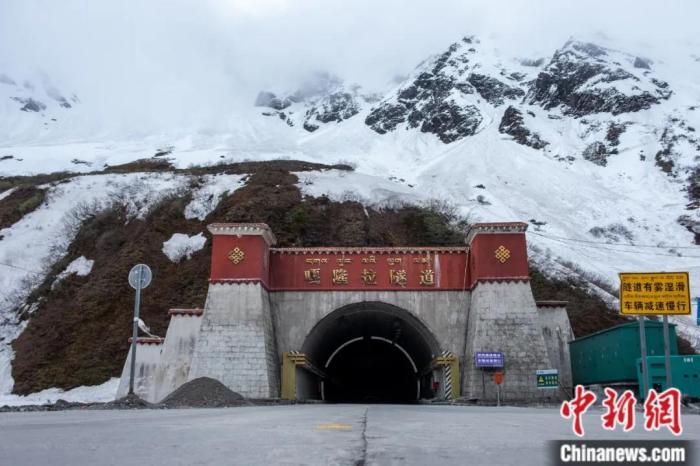 墨脫公路控制性工程——嘎隆拉隧道。上方為嘎隆拉雪山，曾是進入墨脫最大的“攔路虎”。