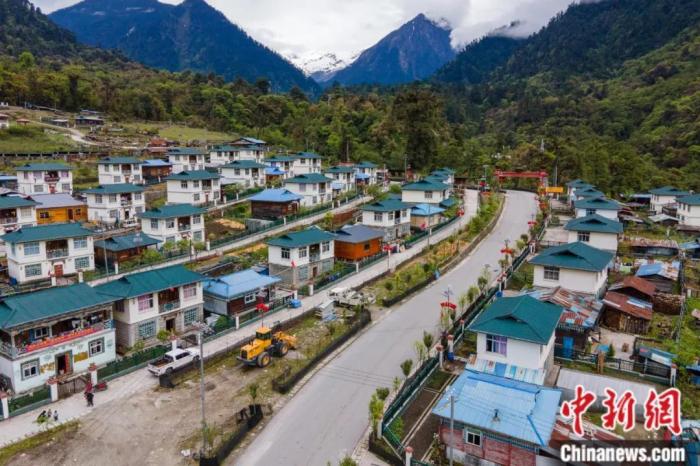 墨脫公路上的達木珞巴民族鄉(xiāng)貢日村，該村此前為舊墨脫公路著名的物資轉(zhuǎn)運點，被稱為“80K”。