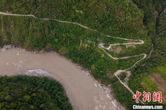 雅魯藏布江一側(cè)的墨脫公路。