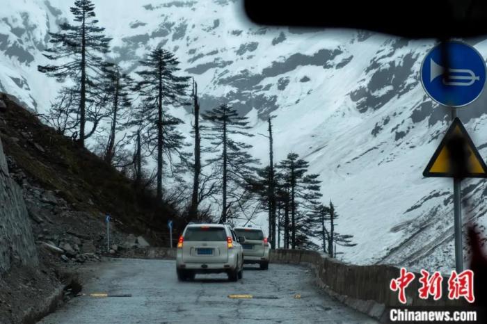 圖為墨脫公路沿線的雪景風(fēng)光。