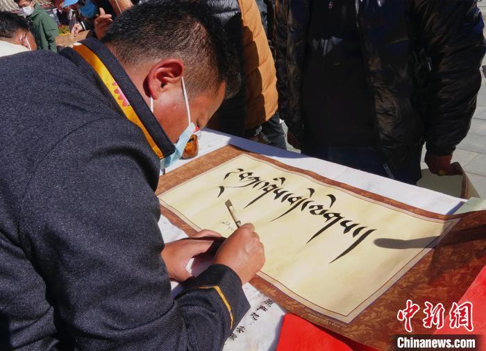 圖為書法家展示藏文書法?！∪轿木?攝