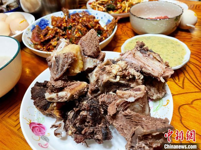 圖為除夕之夜的大餐?！∪轿木?攝