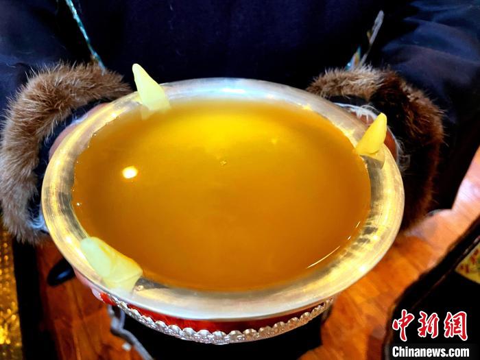 圖為青稞酒?！∪轿木?攝