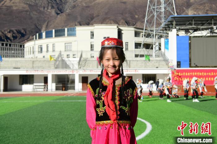 圖為加查縣安繞鎮(zhèn)小學回族學生馬萍?！∝暩聛硭?攝