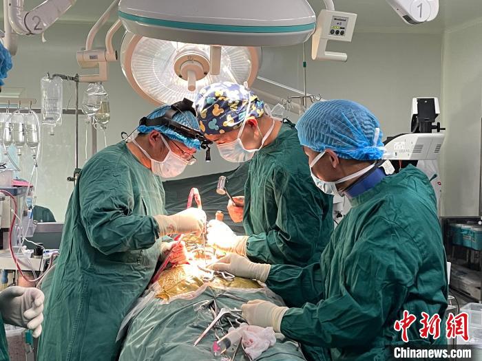 圖為在北京援藏醫(yī)療隊專家指導下，多項新技術(shù)使用到脊柱疾病的手術(shù)中。(資料圖) 拉薩市人民醫(yī)院脊柱外科供圖