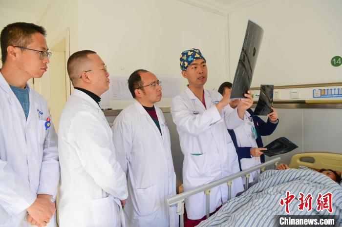 圖為醫(yī)療援藏專家何蔚(站右二)與馮敬云(左二)、廖濤(左三)等人討論患者病情。(資料圖) 貢嘎來松 攝