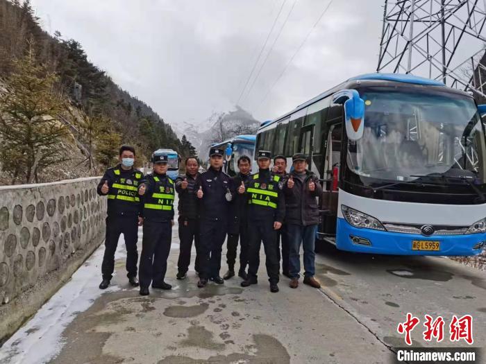 救援成功后，司機(jī)們與邊境派出所民警合影?！±罱ǚ?攝