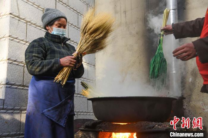 圖為拉薩手藝人制作年貨“羅薩梅朵”?！∝暩聛硭?攝