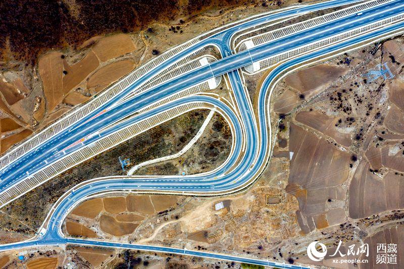 拉林高等級(jí)公路。徐馭堯攝
