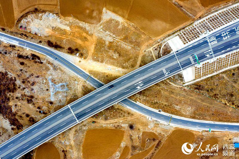 拉林高等級(jí)公路。徐馭堯攝