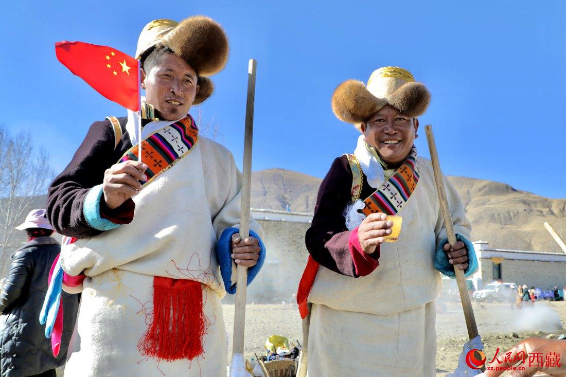 互敬青稞酒，祈福一年的豐收。人民網(wǎng) 次仁羅布攝