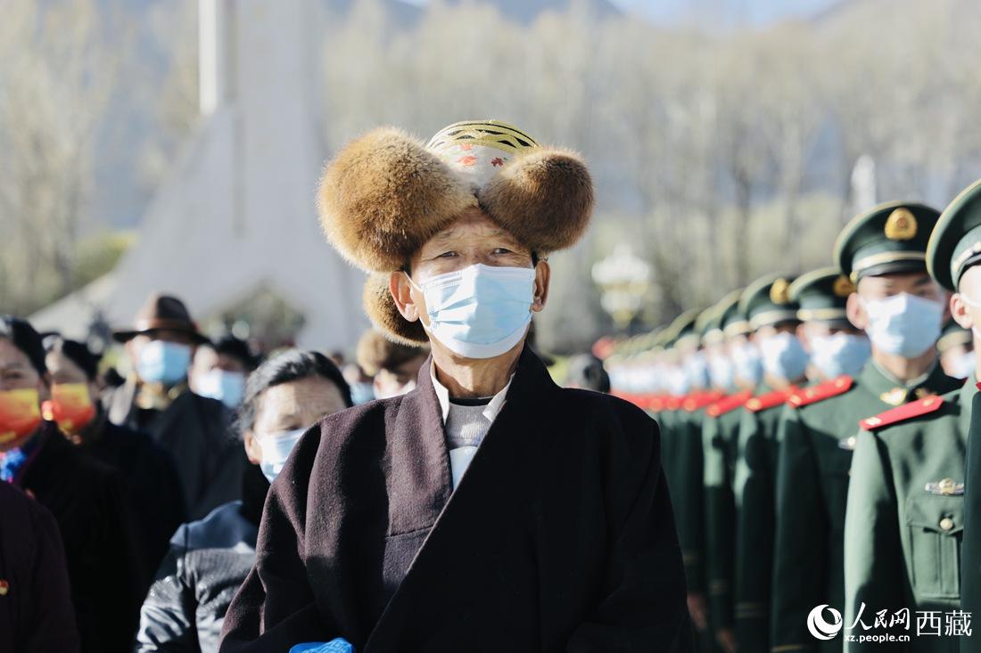 群眾代表們參加升旗儀式現場。人民網 次仁羅布 攝