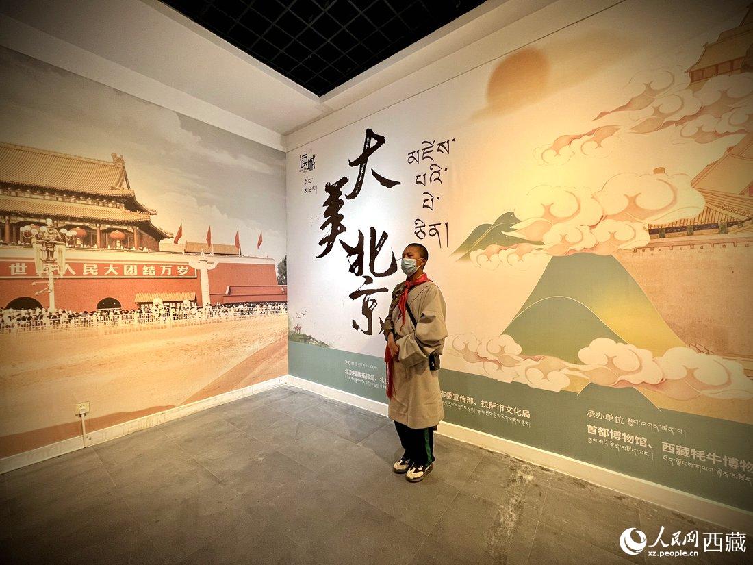 拉薩市北京實驗中學的學生講解員進行講解。人民網(wǎng) 次仁羅布攝