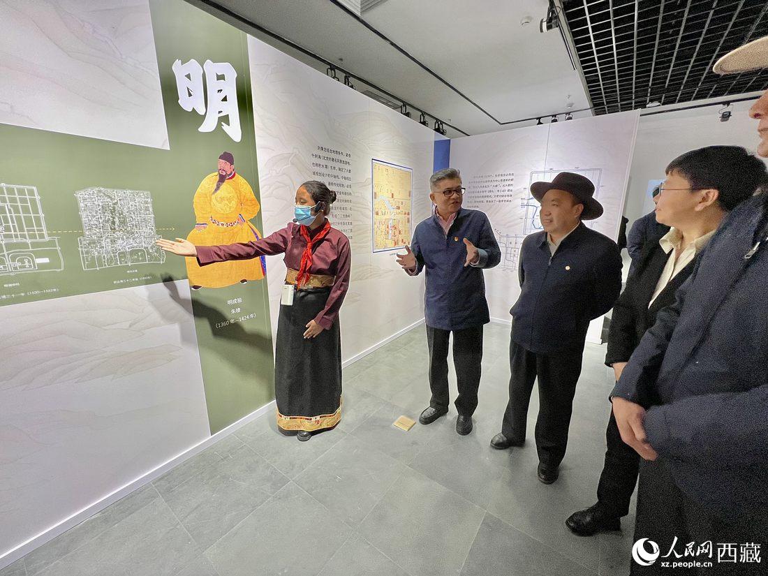 拉薩市北京實驗中學的學生講解員進行講解。人民網(wǎng) 次仁羅布攝