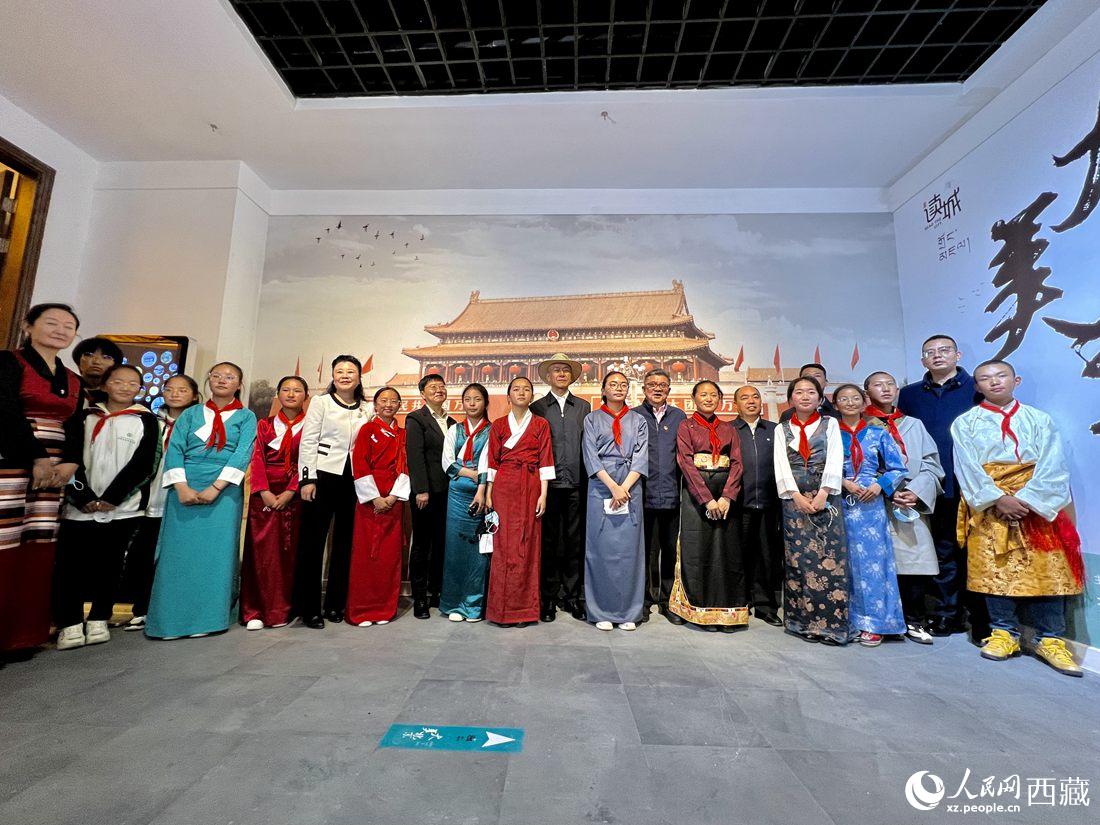 合影留念。人民網(wǎng) 次仁羅布攝
