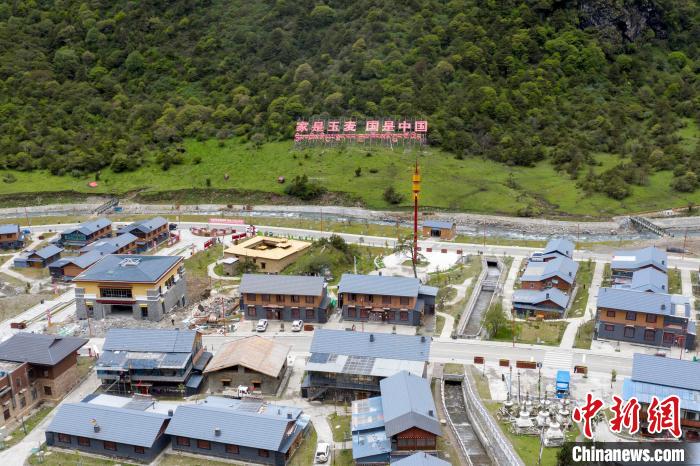 “家是玉麥 國是中國”的大字豎立在玉麥鄉(xiāng)旁的山腳上。　楊華峰 攝
