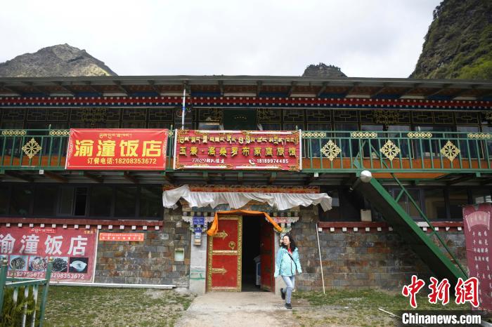 玉麥鄉(xiāng)里修建了飯店與旅館?！钊A峰 攝