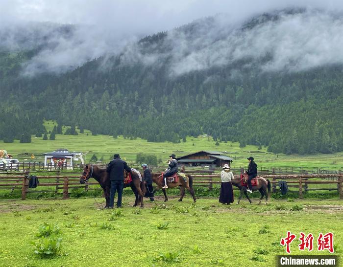 6月10日，游客在魯朗小鎮(zhèn)高山牧場景區(qū)體驗(yàn)騎馬?！∪轿木?攝