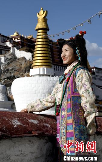 西藏自治區(qū)級非遺項目——拉薩服飾，圖為舊時拉薩貴族婦女的裝扮。